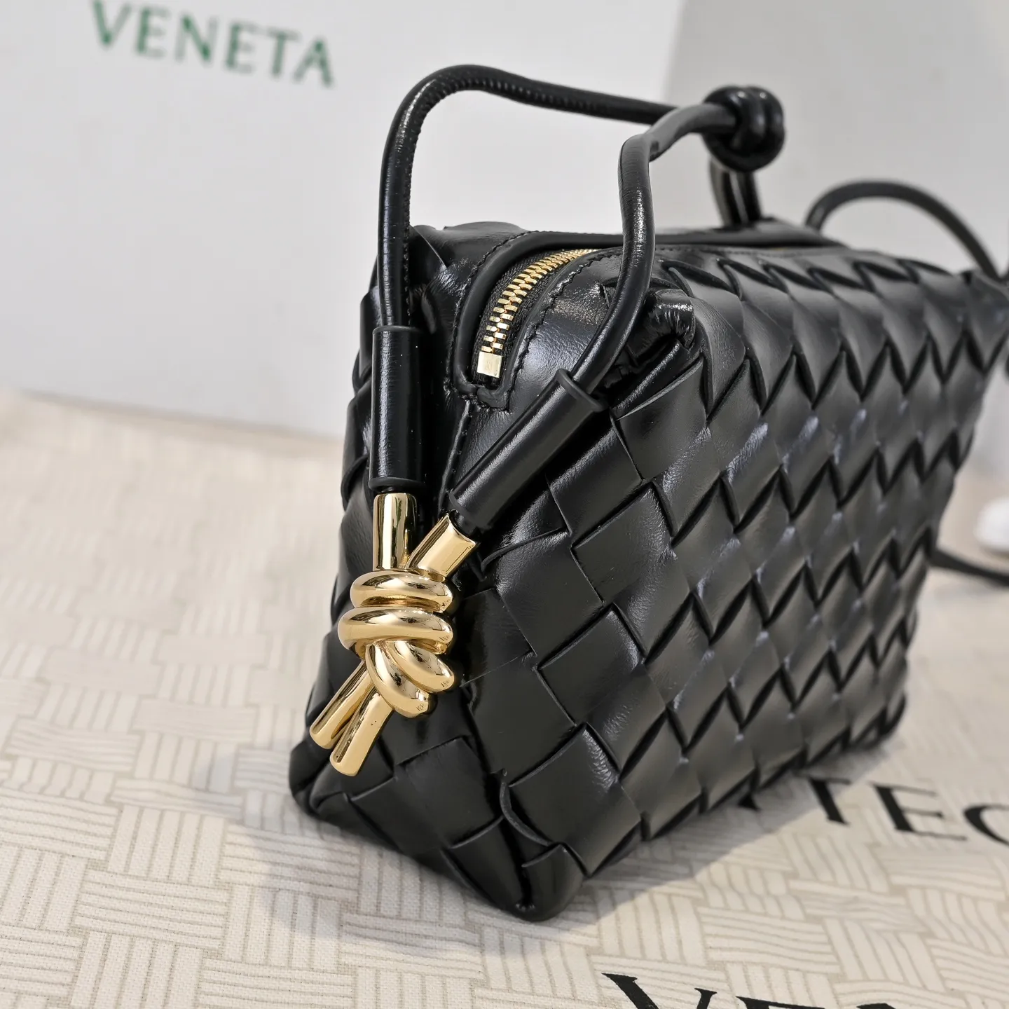 Batch 1560 𝗕𝗼𝘁𝘁𝗲𝗴𝗮 𝗩𝗲𝗻𝗲𝘁𝗮———— The latest version of the loop camera bag💥 from BV’s King of Cost-Effectiveness counter, large woven texture➕Ultra-high quality cow wax leather as always, with zipper, hardware decoration on both sides, adjustable drawstring, especially suitable for the tummy💫Can hold anything, very light weight, suitable🈴️for girls of all ages, size: 17*10*6cm Style number: 6125
